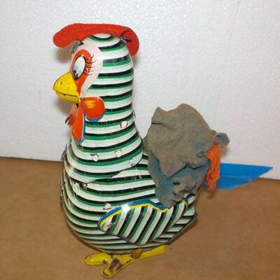 " Tin 1940's walking chicken not wind but size D Battery.