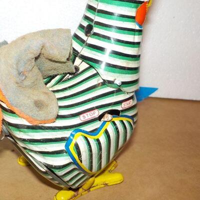 " Tin 1940's walking chicken not wind but size D Battery.