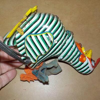 " Tin 1940's walking chicken not wind but size D Battery.