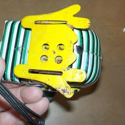 " Tin 1940's walking chicken not wind but size D Battery.