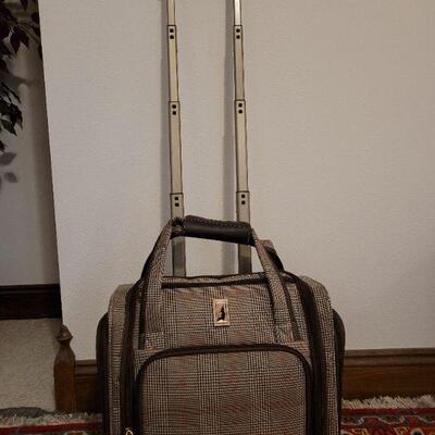 Lot 831: London Fog Wheeled Houndstooth Cosmetic Carry On