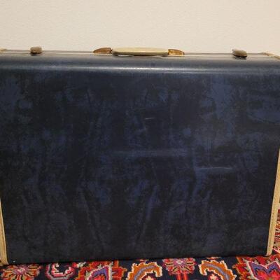 Lot 834: Vintage Blue Suitcase 