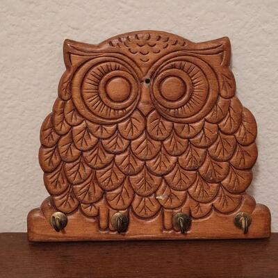 Lot 869: Vintage Wood Owl Key Hanger
