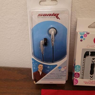 Lot 873: Earbuds lot