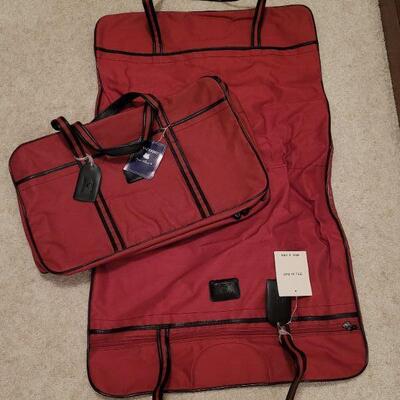 Lot 891: NEW Gloria Vanderbilt 3 piece Luggage