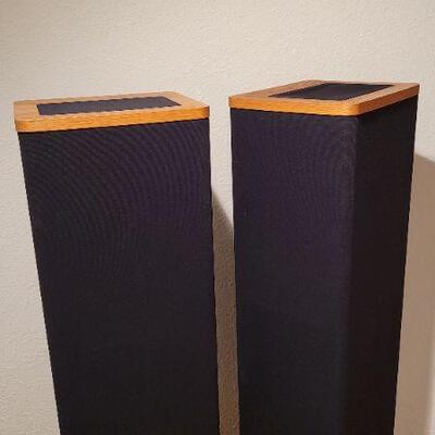 Lot 937: Pair of 3ft Tall VANDERSTEEN Model 1 Floor Speakers TESTED A+