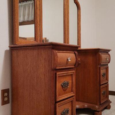Lot 985: Vintage 3-Pane Mirror Vanity Desk 