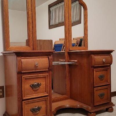 Lot 985: Vintage 3-Pane Mirror Vanity Desk 