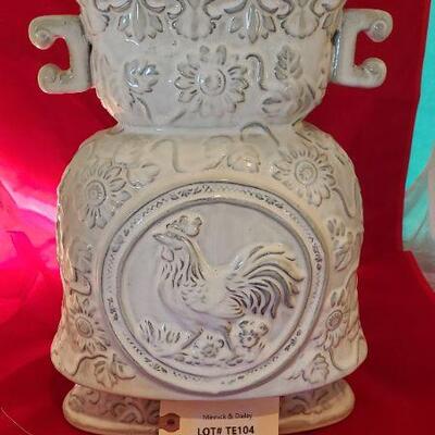 Chinese Great Wall Pot / Vase