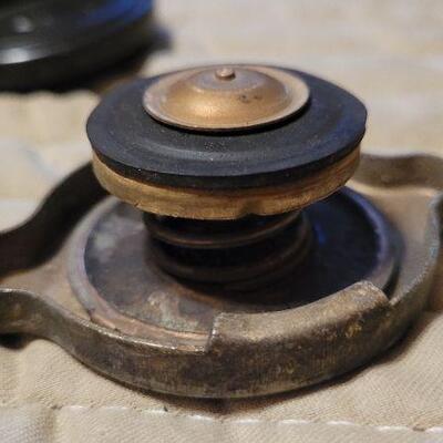 Lot 1037: Assorted Vintage MERCEDES BENZ Fluid Reservoir Caps