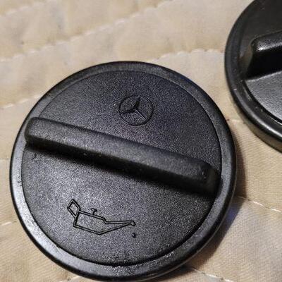 Lot 1037: Assorted Vintage MERCEDES BENZ Fluid Reservoir Caps