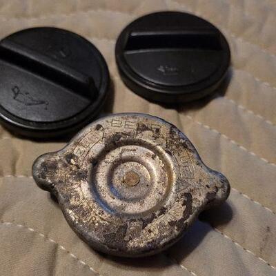 Lot 1037: Assorted Vintage MERCEDES BENZ Fluid Reservoir Caps