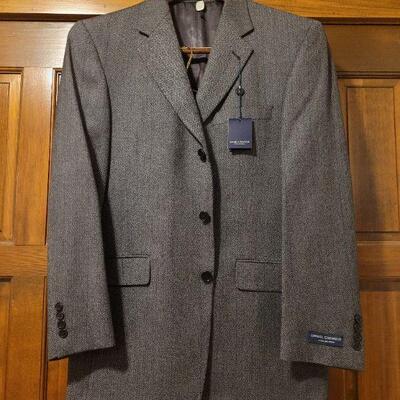 Lot 1075: New with Tags Daniel Cremieux Suit