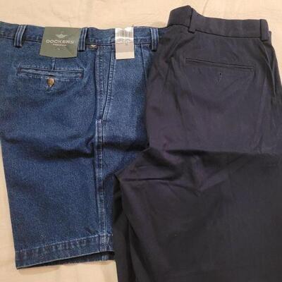 Lot 1085: (2) Pairs of Men's Shorts