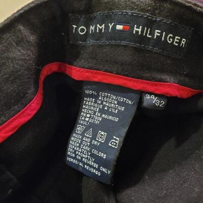Lot 1087: (2) Pairs of Men's Shorts 