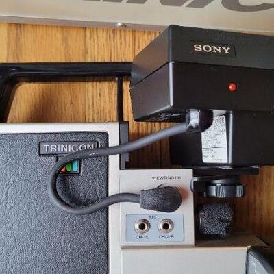 Lot 1125: UNTESTED Vintage Sony SMF TRINICON HVC-2800 Video Camera w/ Original Hard Case + SONY Condenser Microphone