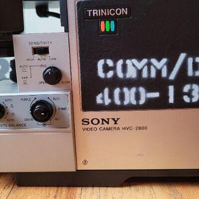 Lot 1125: UNTESTED Vintage Sony SMF TRINICON HVC-2800 Video Camera w/ Original Hard Case + SONY Condenser Microphone