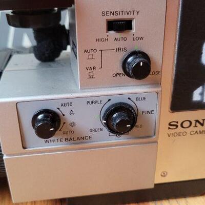 Lot 1125: UNTESTED Vintage Sony SMF TRINICON HVC-2800 Video Camera w/ Original Hard Case + SONY Condenser Microphone