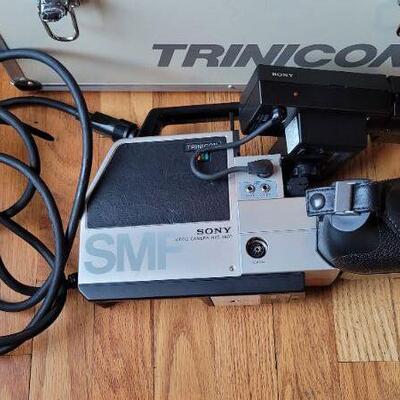 Lot 1125: UNTESTED Vintage Sony SMF TRINICON HVC-2800 Video Camera w/ Original Hard Case + SONY Condenser Microphone