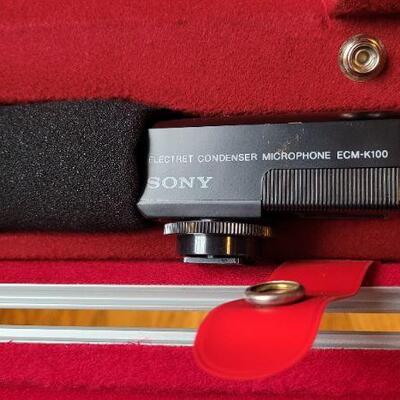 Lot 1125: UNTESTED Vintage Sony SMF TRINICON HVC-2800 Video Camera w/ Original Hard Case + SONY Condenser Microphone