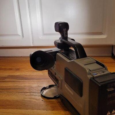 Lot 1126: UNTESTED Vintage PANASONIC AG-195 VHS Video Recorder w/ Hard Case 