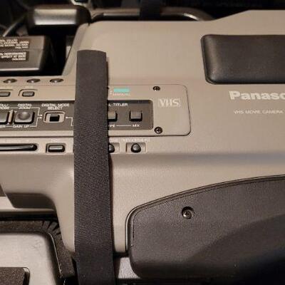 Lot 1126: UNTESTED Vintage PANASONIC AG-195 VHS Video Recorder w/ Hard Case 
