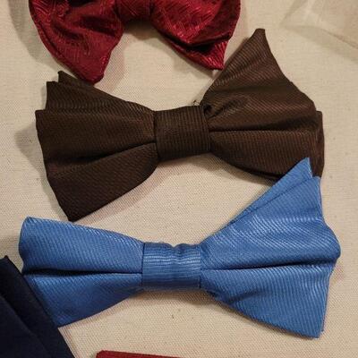 Lot 1127: Men's Silk Bow Ties & Pocket Squares 