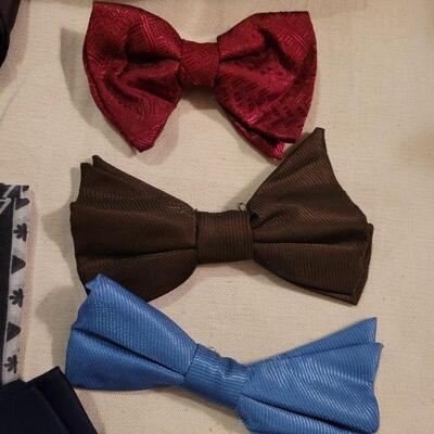 Lot 1127: Men's Silk Bow Ties & Pocket Squares 