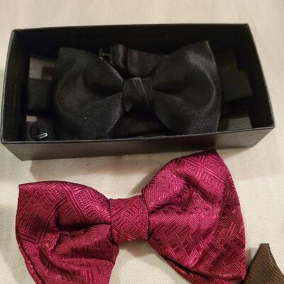 Lot 1127: Men's Silk Bow Ties & Pocket Squares 