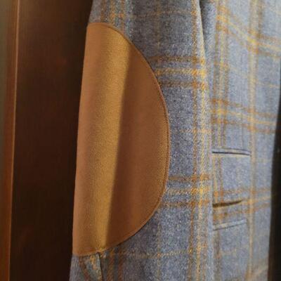 Lot 1128: Men's Suit