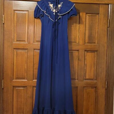 Lot 1154: Vintage Ladies Dress (size small)