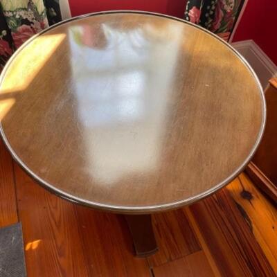 A200 Saybolt Cleland Vintage Round Pedestal Table . 