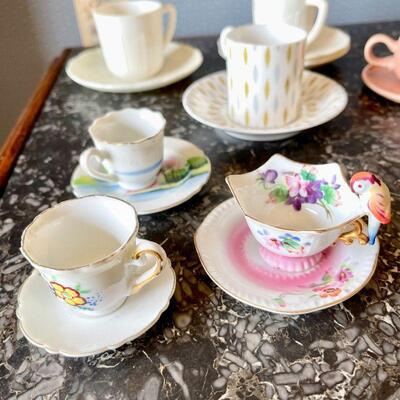 LOT 161  VINTAGE DEMITASSE & MINIATURE TEA CUPS RUSSELL WRIGHT NIAGARA FALLS SOUVENIR