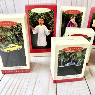 LOT 177  HALLMARK BOXED KEEPSAKE CHRISTMAS ORNAMENTS 