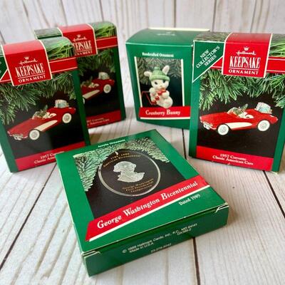 LOT 177  HALLMARK BOXED KEEPSAKE CHRISTMAS ORNAMENTS 