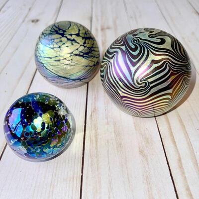 LOT 181  GROUP OF ART GLASS PAPERWEIGHTS BLUE GOLD IRIDESCENT MILLI FLORE