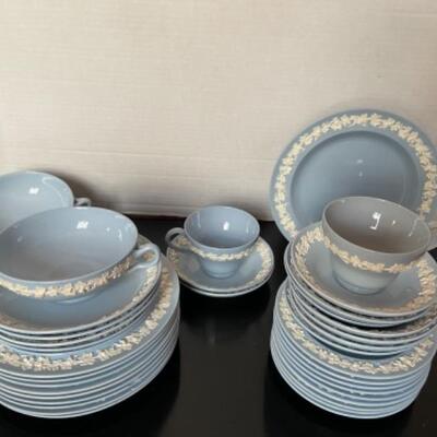 A236 Set of 37 Pieces of Wedgwood Queensware