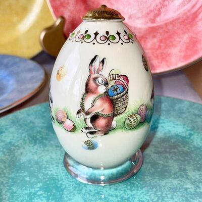 LOT 188  COLORFUL SPONGE WARE PLATES NEIMAN MARCUS LENOX TREASURES EASTER EGG BUNNY