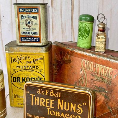 LOT 191  VINTAGE GROUP OF KITCHEN TINS & GREEN DEPRESSION GLASS MEASURE CUP 