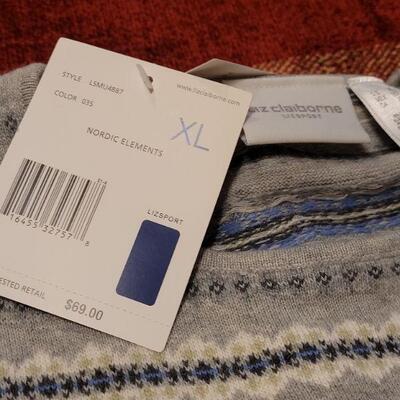 Lot 1166: (2) Ladies Sweaters