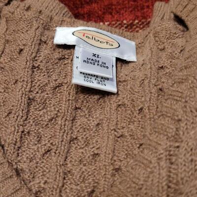 Lot 1166: (2) Ladies Sweaters