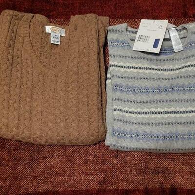 Lot 1166: (2) Ladies Sweaters