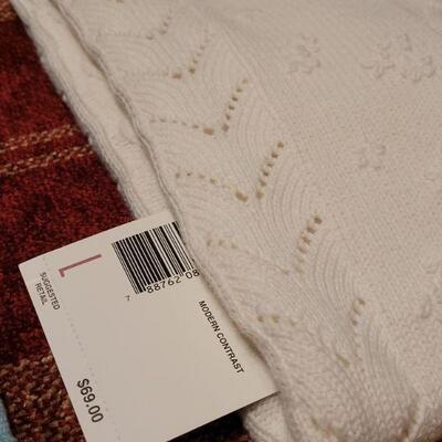 Lot 1167: (2) New Ladies Short Sleeve Sweaters