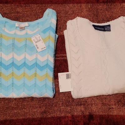 Lot 1167: (2) New Ladies Short Sleeve Sweaters