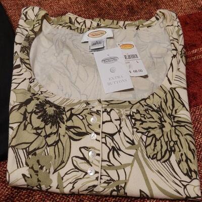 Lot 1173: Ladies Shorts and Shirt