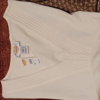 Lot 1188: (2) Ladies Blouses 