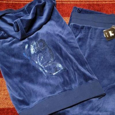 Lot 1191: New Ladies Velour Zip Up Jacket & Pants XL