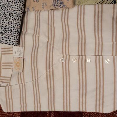 Lot 1189: (4) Ladies Short Sleeve Tops