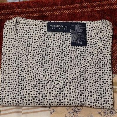 Lot 1189: (4) Ladies Short Sleeve Tops