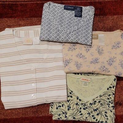 Lot 1189: (4) Ladies Short Sleeve Tops